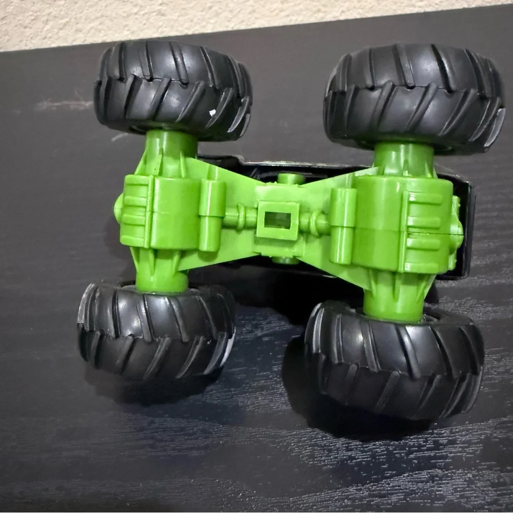 Hot Wheels Monster Jam Grave Digger Monster Truck Toy Kids Play Vehicle‎